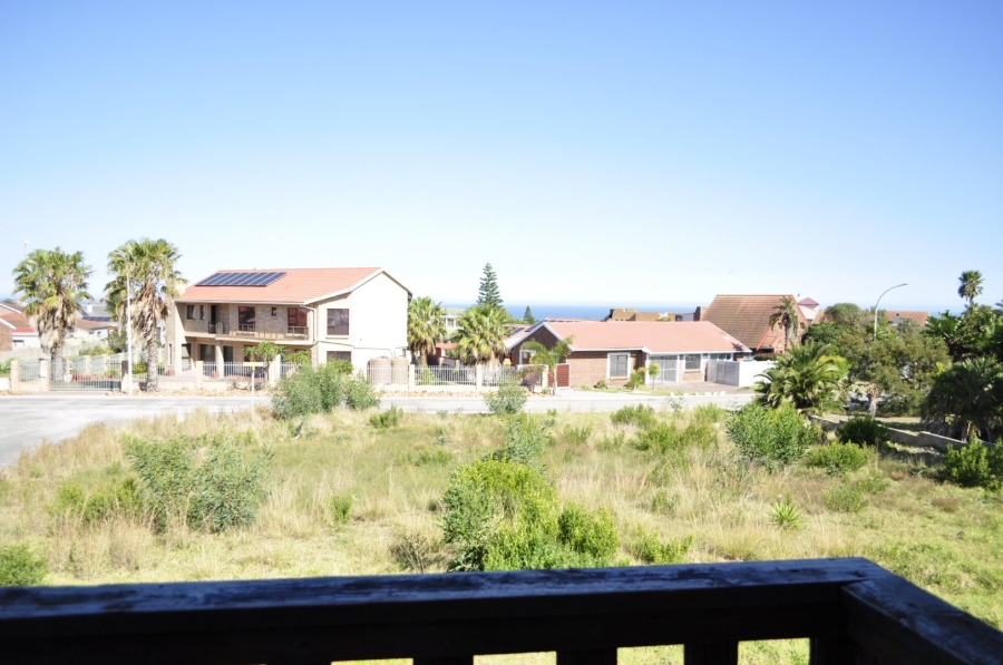 6 Bedroom Property for Sale in Wavecrest Eastern Cape